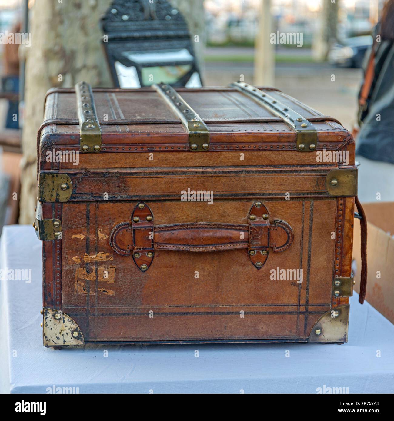 Maniglia in pelle presso il vecchio vano bagagli da viaggio al mercato delle pulci Foto Stock
