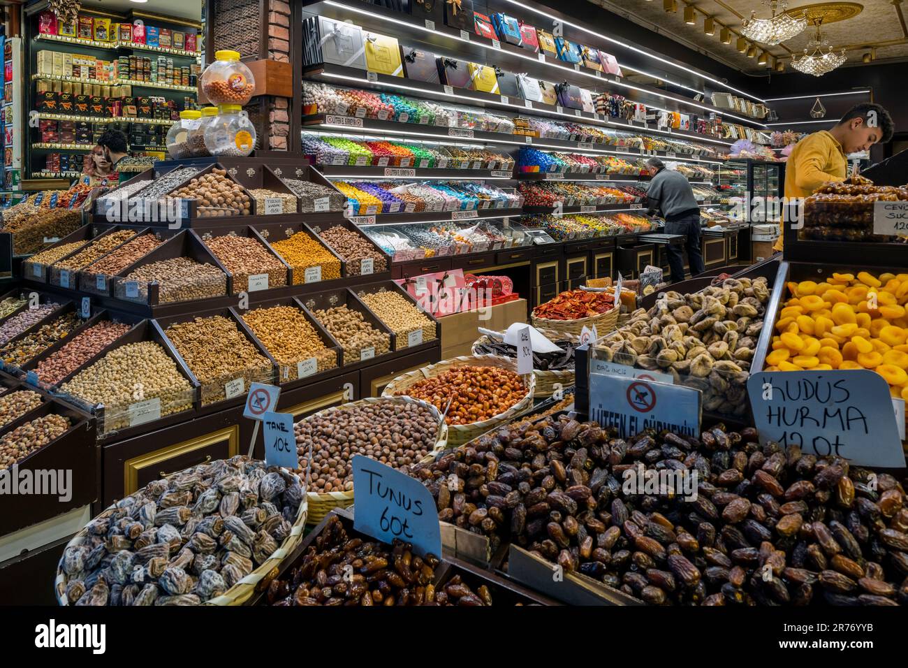 Frutta secca in vendita in un negozio di alimentari, Istanbul, Turchia Foto Stock