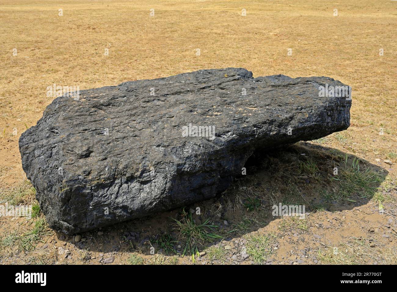 Grande pezzo di carbone antracite, installazione d'arte commemorativa delle miniere di carbone del Galles del Sud, Cardiff Bay Barrage. Giugno 2023. Estate Foto Stock