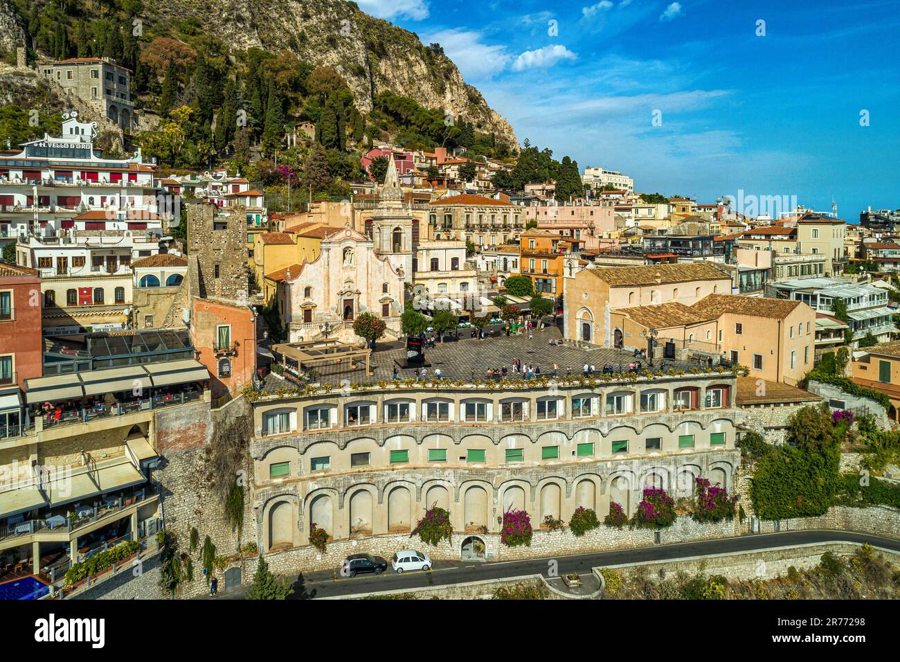 Veduta aerea della località di Taormina in una giornata di sole a novembre. Taormina, provincia di Messina, Sicilia, Italia, Europa Foto Stock