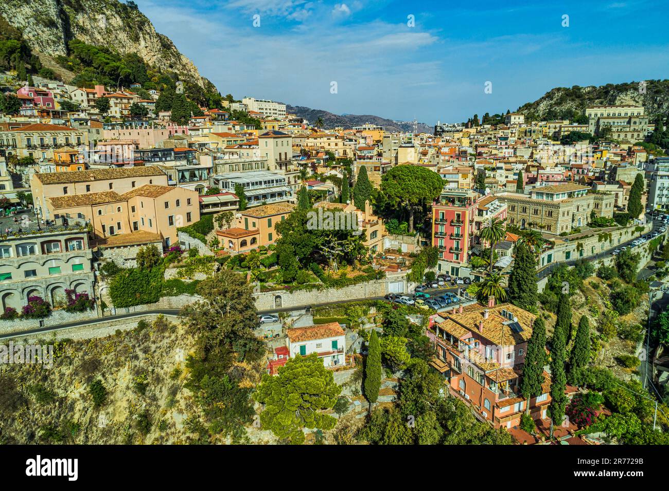 Veduta aerea della località di Taormina in una giornata di sole a novembre. Taormina, provincia di Messina, Sicilia, Italia, Europa Foto Stock