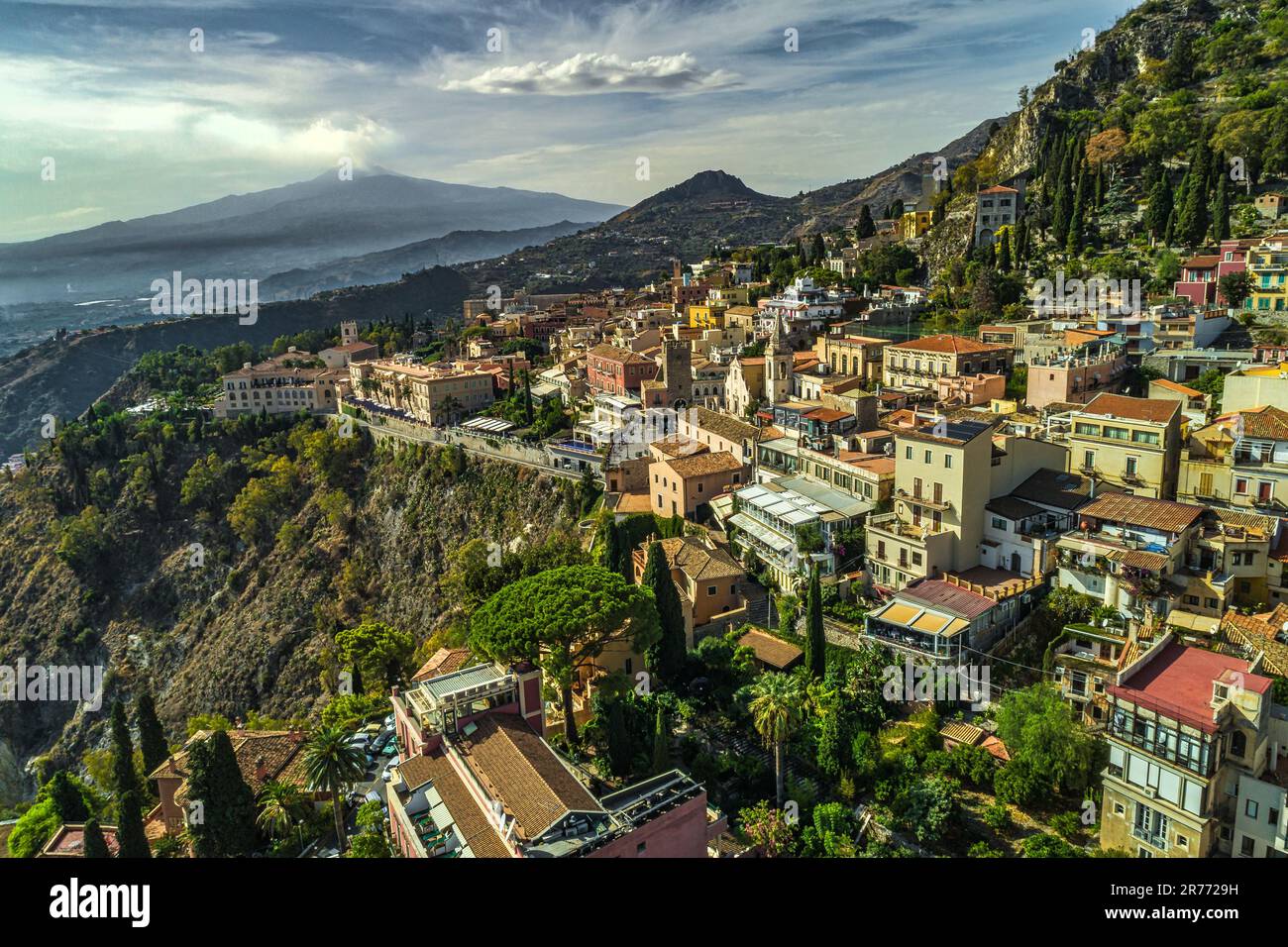 Veduta aerea della città turistica di Taormina, sullo sfondo il vulcano Etna. Taormina, provincia di Messina, Sicilia, Italia, Europa Foto Stock