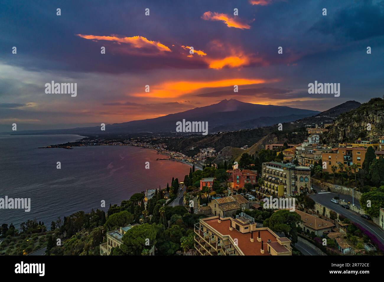 Tramonto sull'Etna, vista aerea della città turistica di Taormina. Taormina, provincia di Messina, Sicilia, Italia, Europa Foto Stock