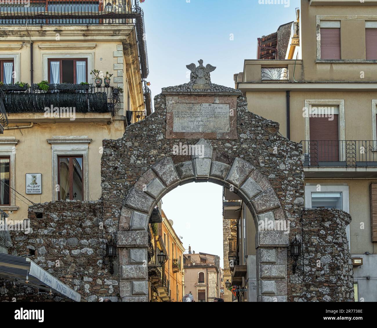 Porta Messina segna l'ingresso nord del centro storico della città turistica di Taormina. Taormina, provincia di Messina, Sicilia, Italia, Europa Foto Stock