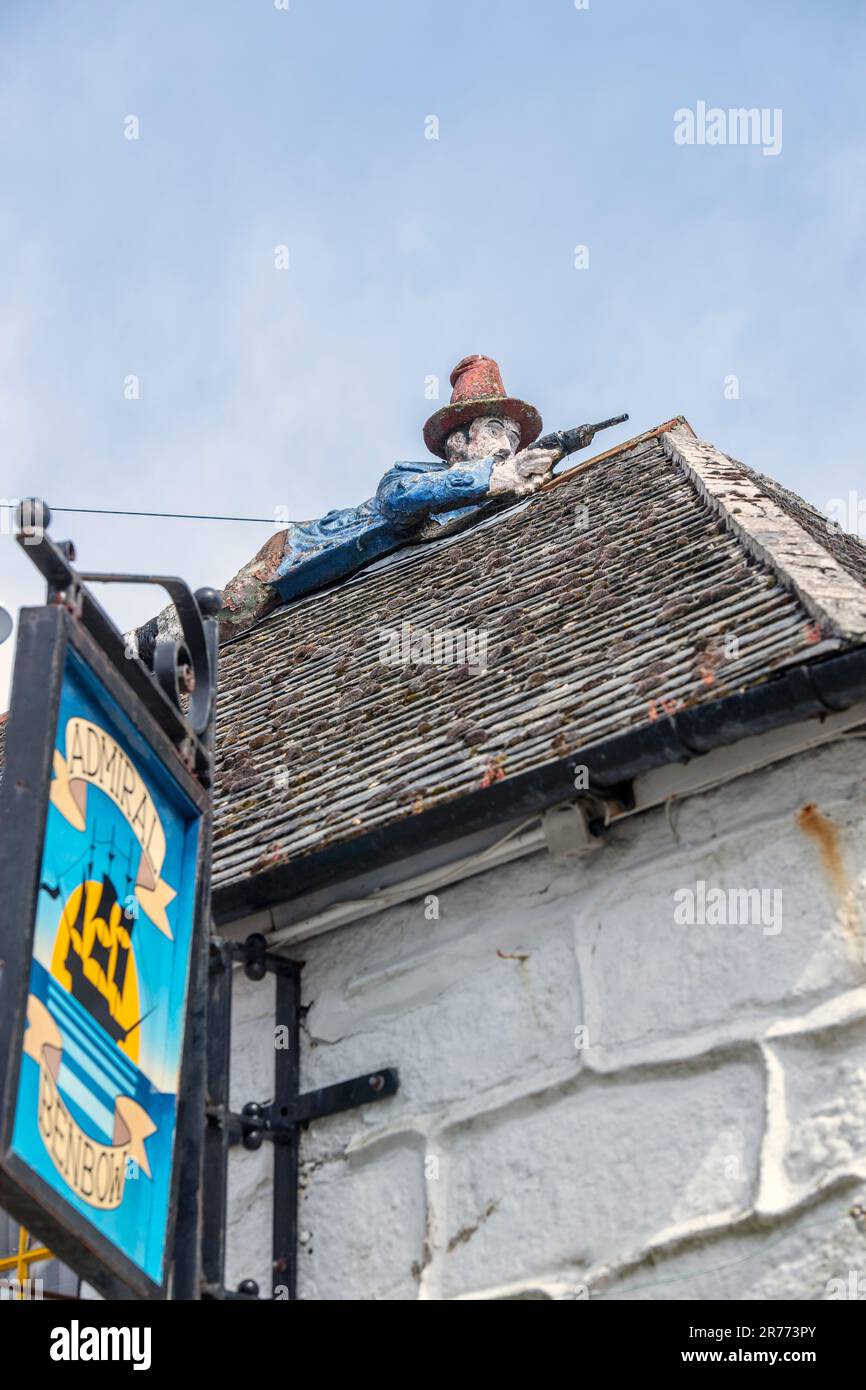 Particolare della figura pirata sul tetto dello storico pub Admiral Benbow a Penzance, Cornovaglia, Inghilterra, Regno Unito Foto Stock