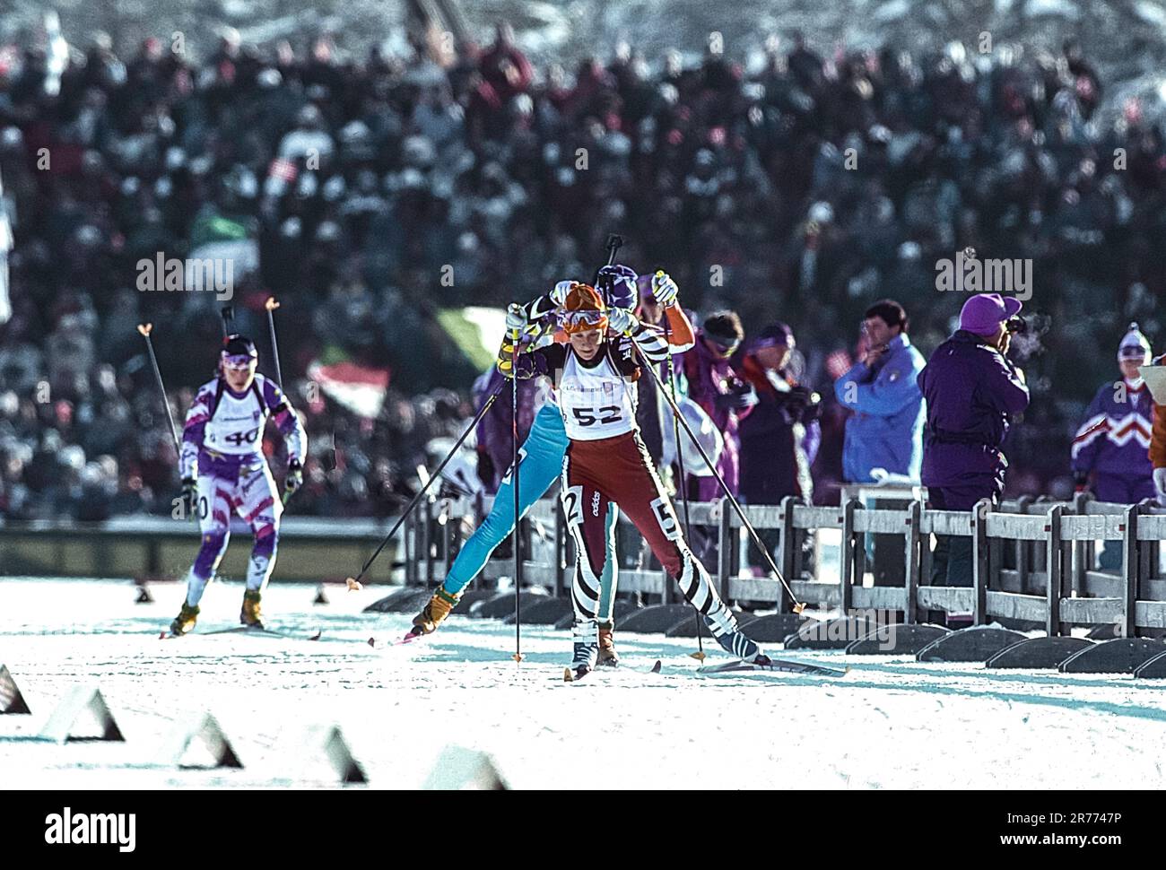 Svetlana Paramygina (BLR) gareggia nel biathlon femminile di 15 km al torneo olimpico invernale 1994. Foto Stock