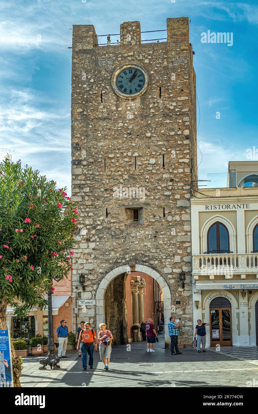 Torre dell'Orologio e porta centrale, uno degli ingressi lungo il corso principale della città turistica di Taormina. Taormina, provincia di Messina, Sicilia, Italia Foto Stock