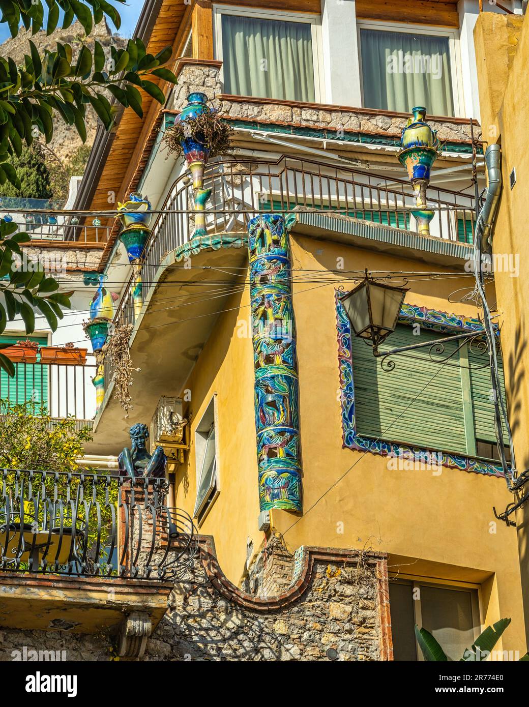 Palazzo della città turistica di Taormina con gli angoli e i balconi decorati con le tipiche maioliche della città. Taormina, Sicilia Foto Stock