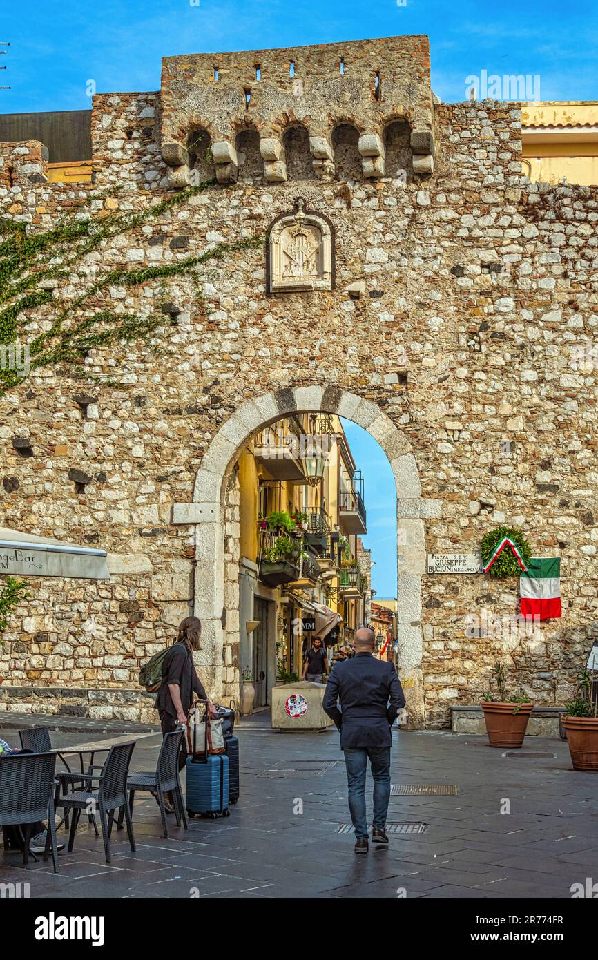 Porta Catania, storico ingresso ad arco nelle mura che proteggevano l'antica città di Taormina. Taormina, provincia di Messina, Sicilia, Italia, Europa Foto Stock