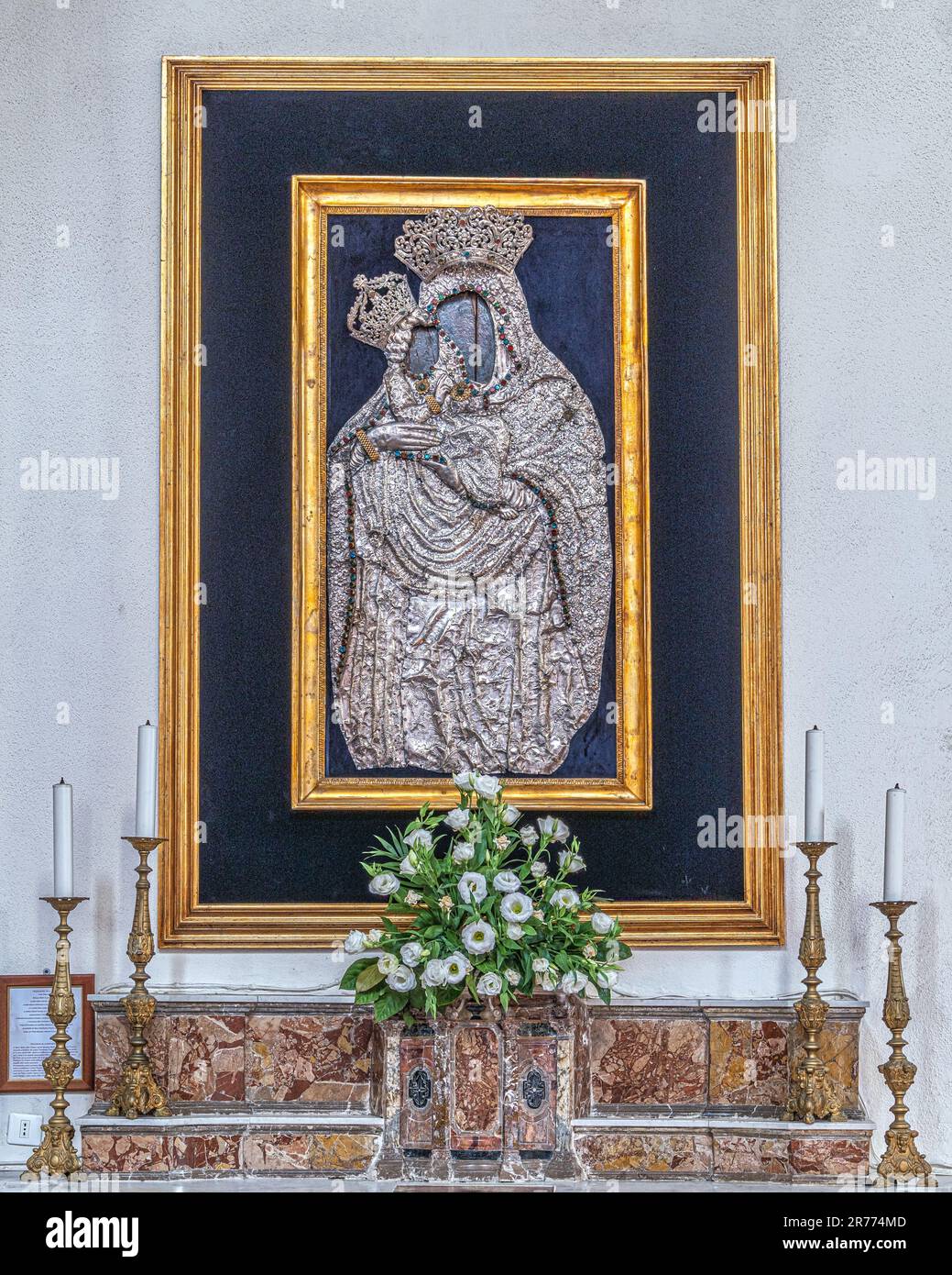 L'icona bizantina, ricoperta da un foglio d'argento goffrato, si presenta come acheiropoieta, cioè non dipinta da mani umane. Taormina, Messina Foto Stock