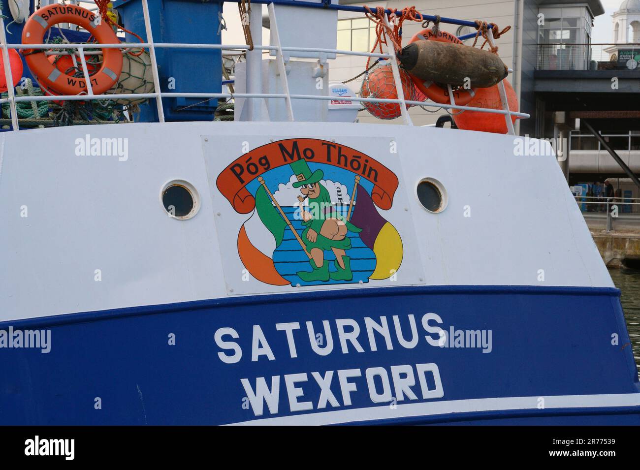 Inghilterra, Hampshire, Portsmouth, nave da pesca irlandese in porto con POG Mo Thoin e Leprechaun dipinto sopra il nome. Foto Stock