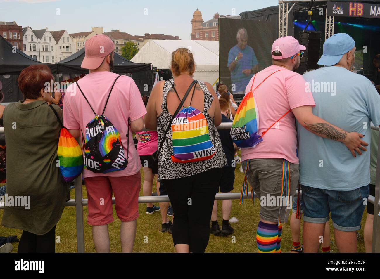 Inghilterra, Hampshire, Portsmouth, folle si sono riunite sui prati sul lungomare per le celebrazioni Pride, 10th giugno 2023. Foto Stock