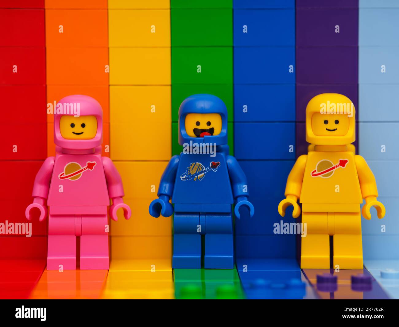 Tambov, Federazione Russa - 07 novembre 2022 tre minifigure dell'astronauta Lego - Benny, Lenny, Kenny, in piedi su uno sfondo arcobaleno. Foto Stock
