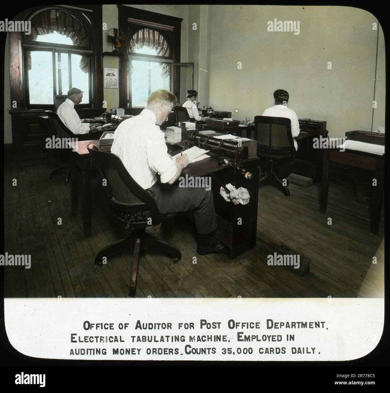 Ufficio di Auditor per Ufficio postale. Macchina elettrica per la tabulazione. Emplyed nel controllo degli ordini di denaro. Conta 35.000 carte al giorno. Fotografie del personale, delle strutture e delle attività del Dipartimento del Tesoro. Dipartimento del Tesoro Foto Stock