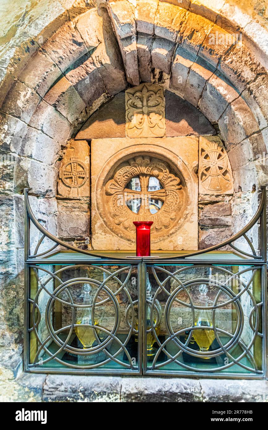 Una nicchia a croce una volta pensata per contenere le ossa di St David nella St Davids Cathedral, Pembrokeshire, Wales UK Foto Stock