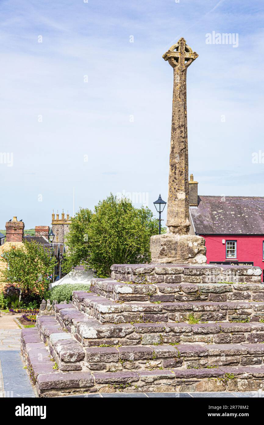 L'albero di pietra del 14th ° secolo con una testa a croce celtica di 1873 nella piazza della città a St Davids, Pembrokeshire, Galles UK Foto Stock