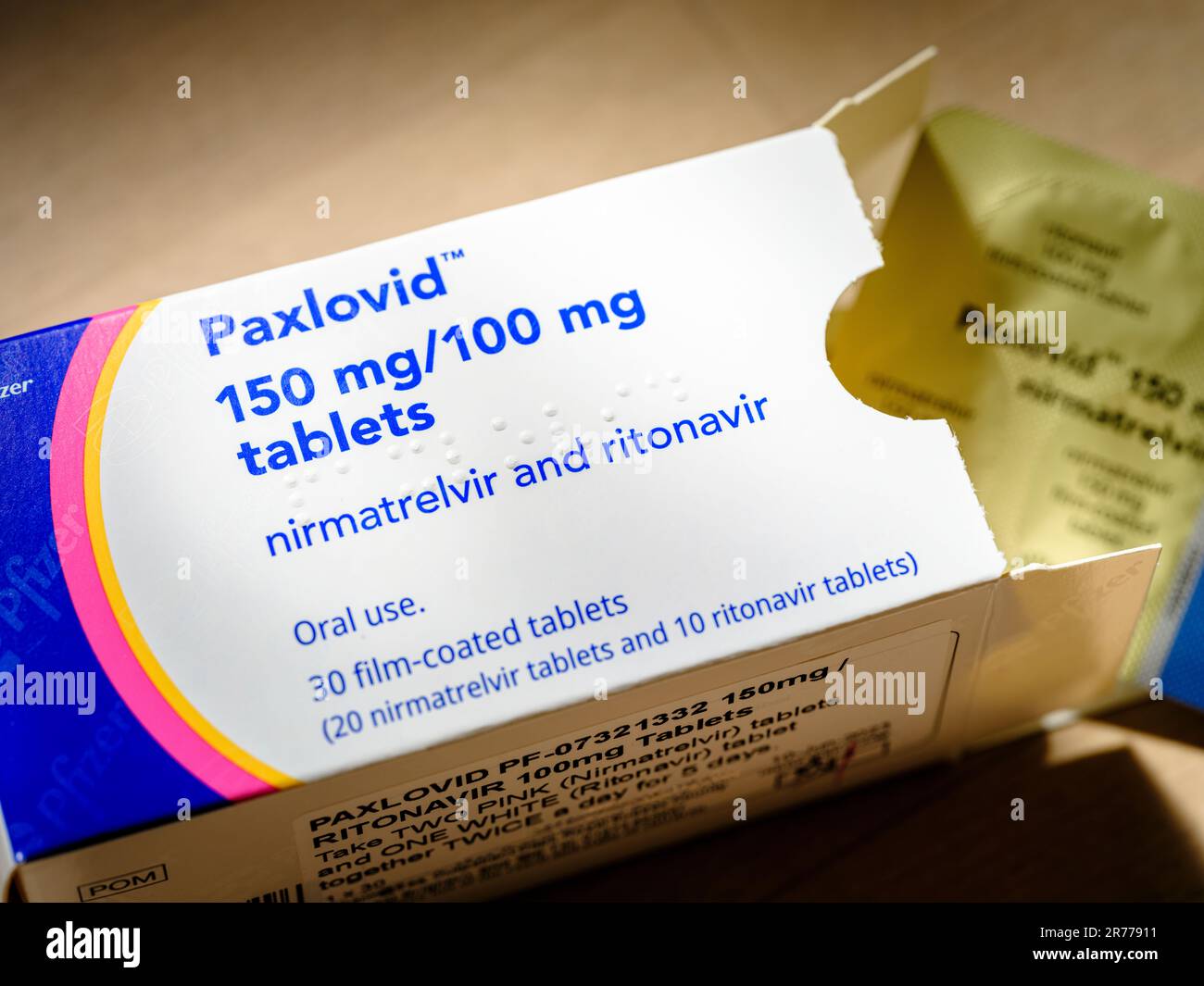 Una confezione aperta compresse antivirali Plaxovid di Pfizer - utilizzate nel trattamento di Covid 19. Nirmatrelvir e ritonavir due volte al giorno. Foto Stock