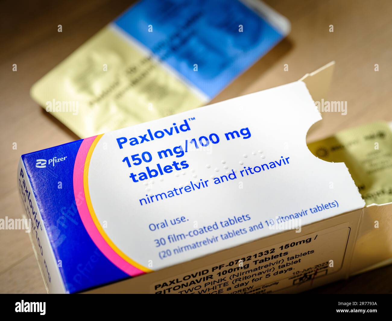 Una confezione aperta compresse antivirali Plaxovid di Pfizer - utilizzate nel trattamento di Covid 19. Nirmatrelvir e ritonavir due volte al giorno. Foto Stock