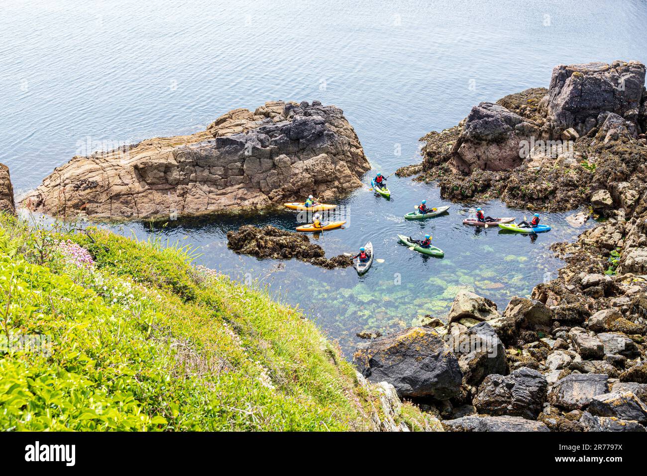 I canoisti si riposano a St non's Bay, sulla penisola di St David, nel Pembrokeshire Coast National Park, Galles UK Foto Stock