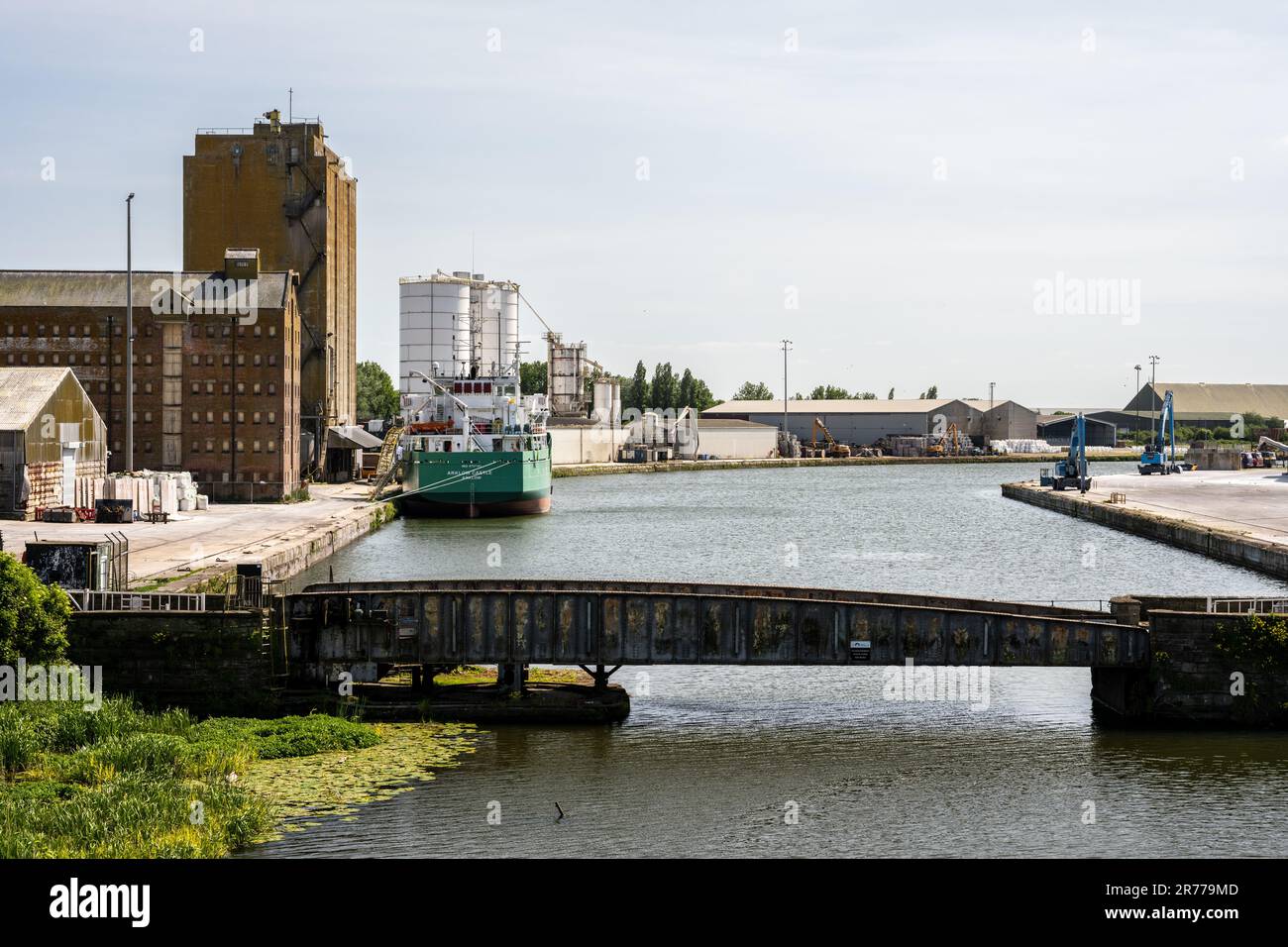 Magazzini e silos sorgono dal molo di Sharpness Dock nel Gloucestershire. Foto Stock