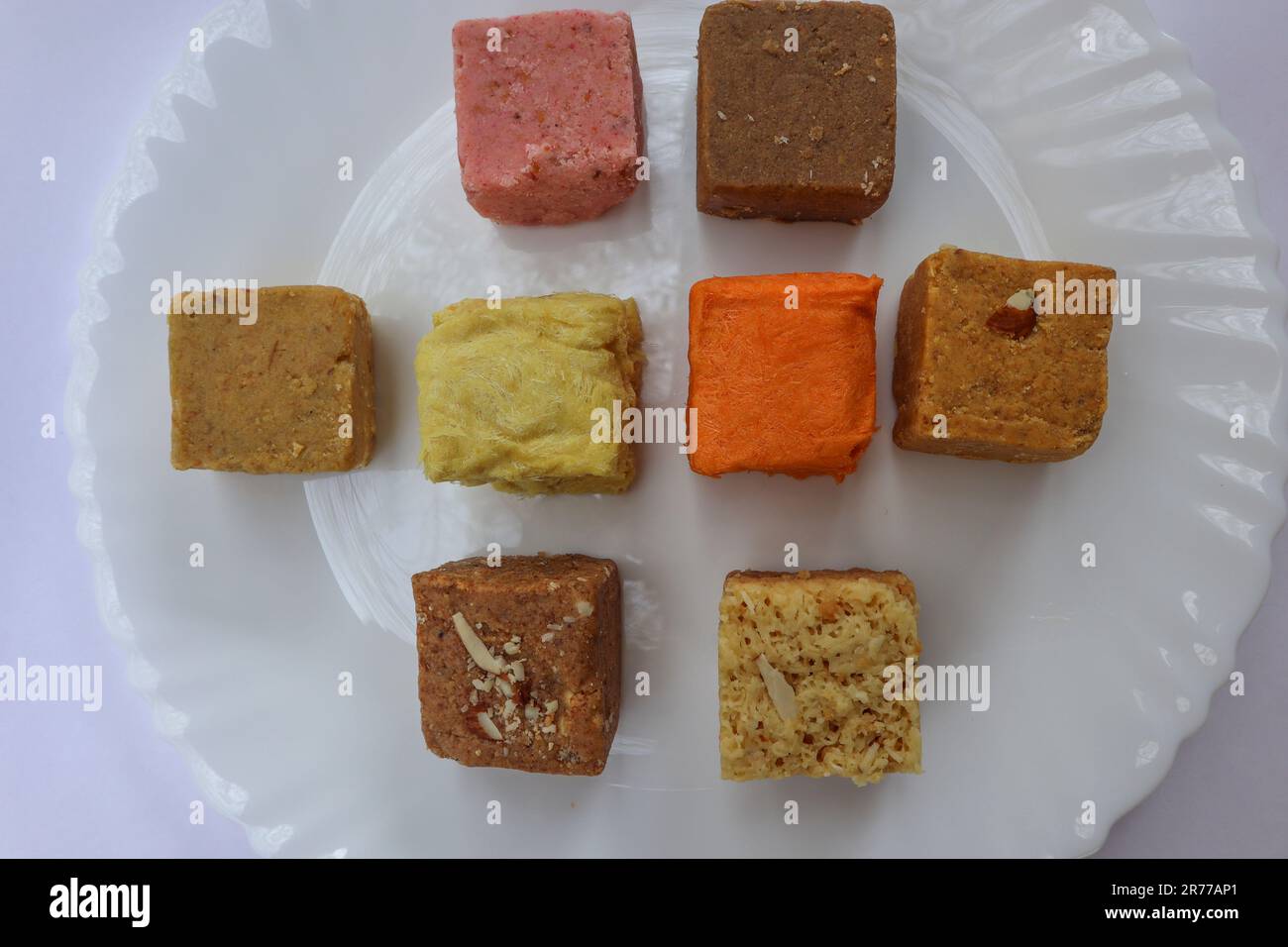 Dolci indiani assortiti per i festival. Papdi di Soan, papdi di sohan di rosa, burfi, mohantal, kopra pak Foto Stock