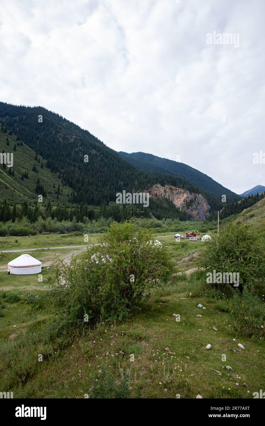 Moderno turismo kazako nello stile di uno stile di vita nomade in urti vicino alle montagne. Foto Stock