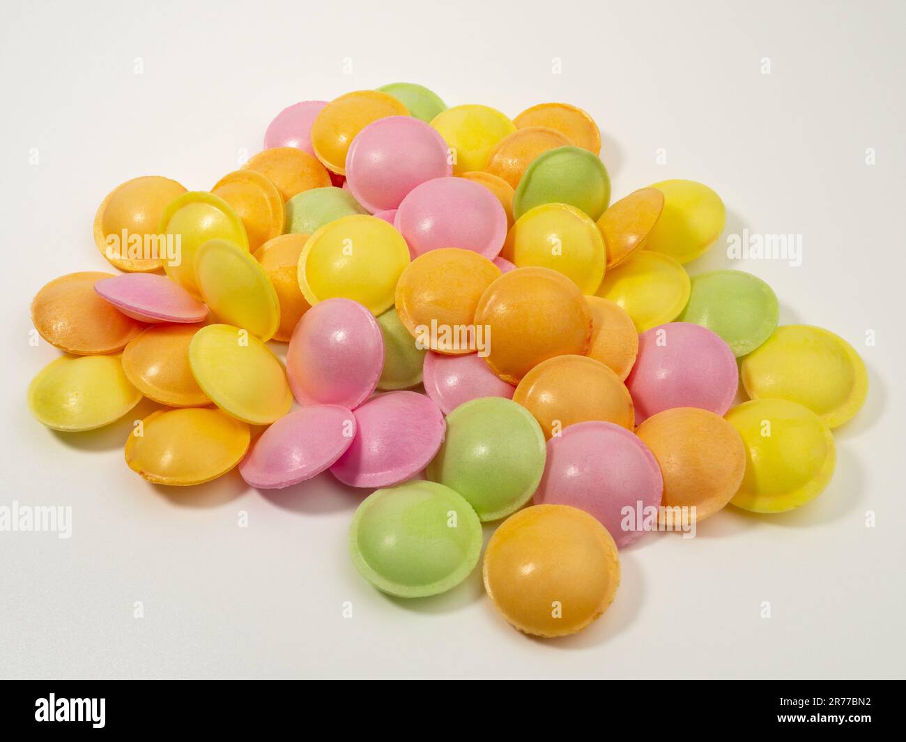 Caramelle dolci a forma di UFO in diversi colori su sfondo bianco. Piattini  volanti carta da zucchero a forma di astronave con sorbetto Foto stock -  Alamy