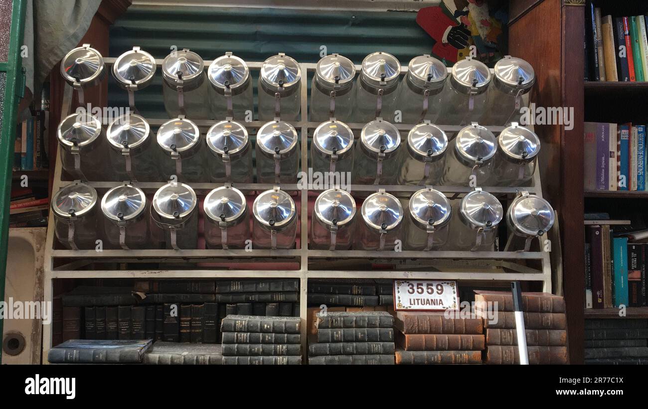 vecchio vaso di vetro caramella da un magazzino. oggetti vintage Foto Stock