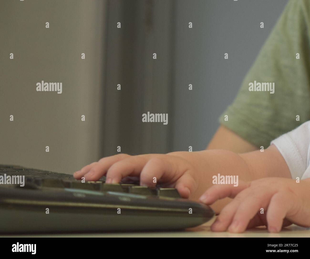 Mani di padre e figlio sulla tastiera del computer Foto Stock