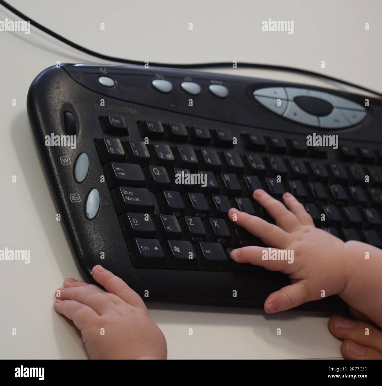 Mano di un bambino con la tastiera del computer Foto Stock