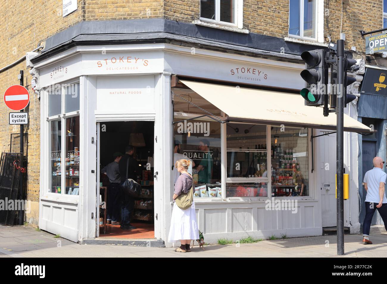 Alla moda Stoke Newington Church Street, con un'atmosfera villagey e comunitaria, buoni collegamenti con la città e nel London Borough di Hackney, Regno Unito Foto Stock