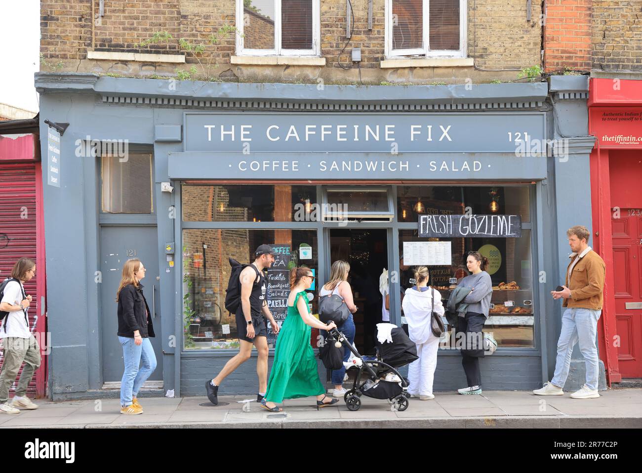Alla moda Stoke Newington Church Street, con un'atmosfera villagey e comunitaria, buoni collegamenti con la città e nel London Borough di Hackney, Regno Unito Foto Stock