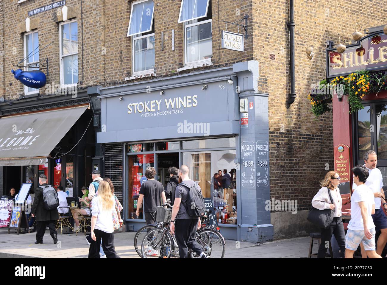 Alla moda Stoke Newington Church Street, con un'atmosfera villagey e comunitaria, buoni collegamenti con la città e nel London Borough di Hackney, Regno Unito Foto Stock