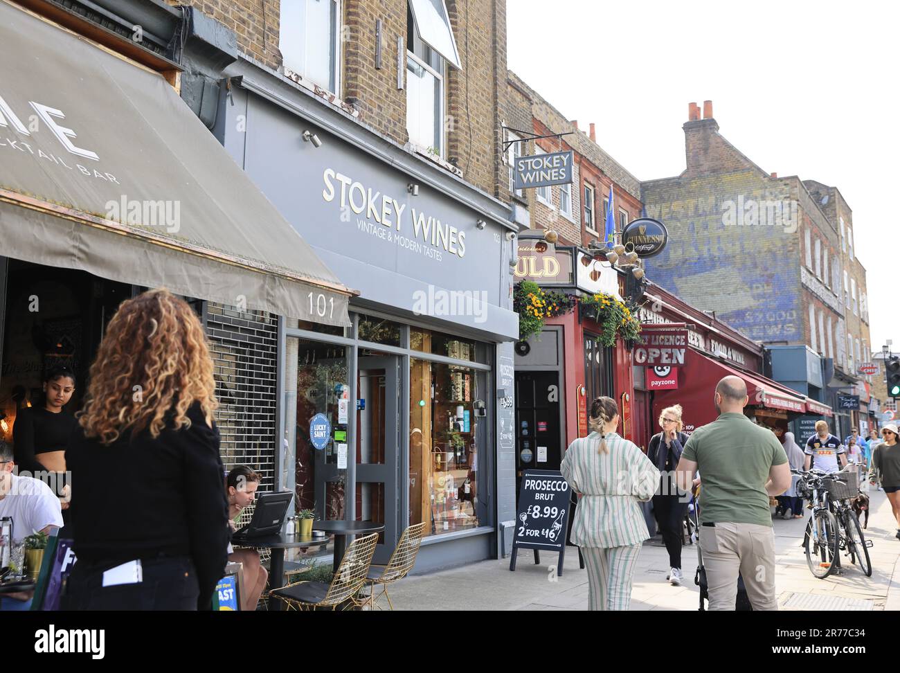 Alla moda Stoke Newington Church Street, con un'atmosfera villagey e comunitaria, buoni collegamenti con la città e nel London Borough di Hackney, Regno Unito Foto Stock
