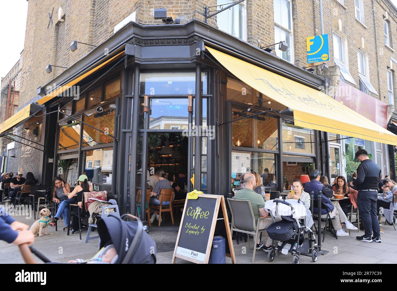 Alla moda Stoke Newington Church Street, con un'atmosfera villagey e comunitaria, buoni collegamenti con la città e nel London Borough di Hackney, Regno Unito Foto Stock