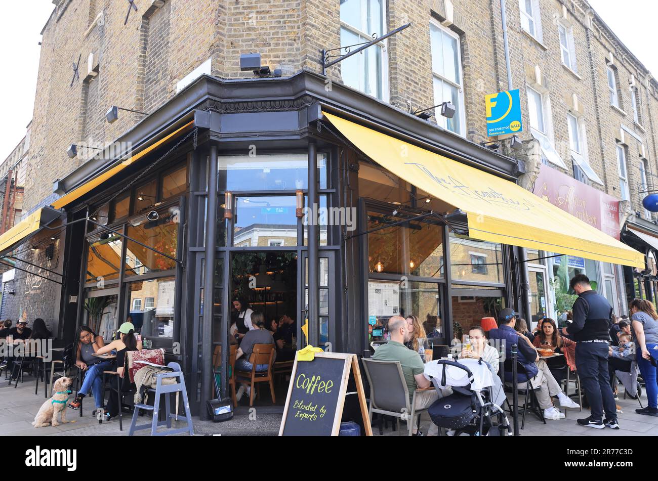 Alla moda Stoke Newington Church Street, con un'atmosfera villagey e comunitaria, buoni collegamenti con la città e nel London Borough di Hackney, Regno Unito Foto Stock