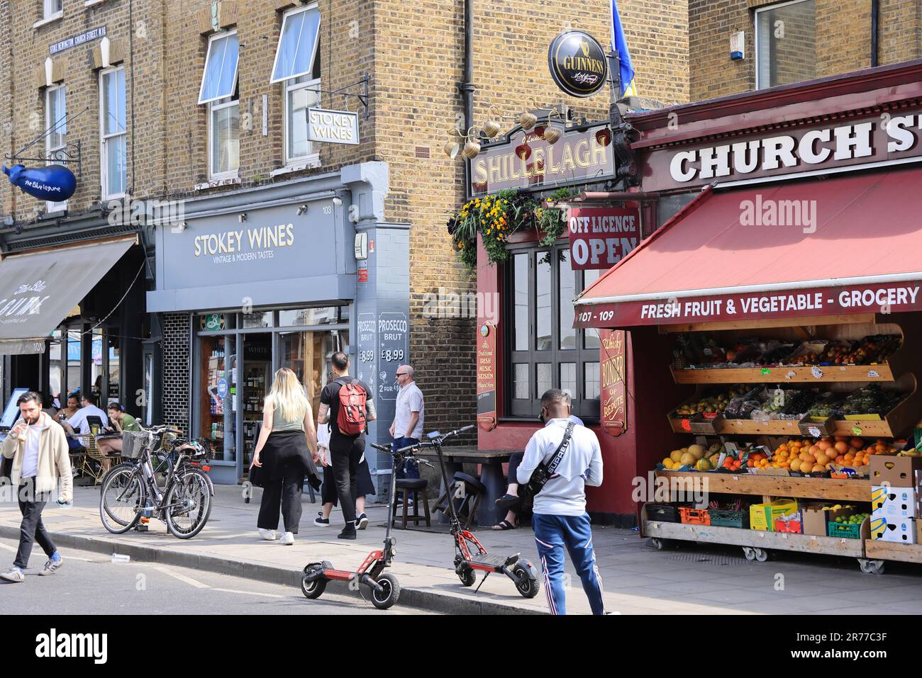 Alla moda Stoke Newington Church Street, con un'atmosfera villagey e comunitaria, buoni collegamenti con la città e nel London Borough di Hackney, Regno Unito Foto Stock