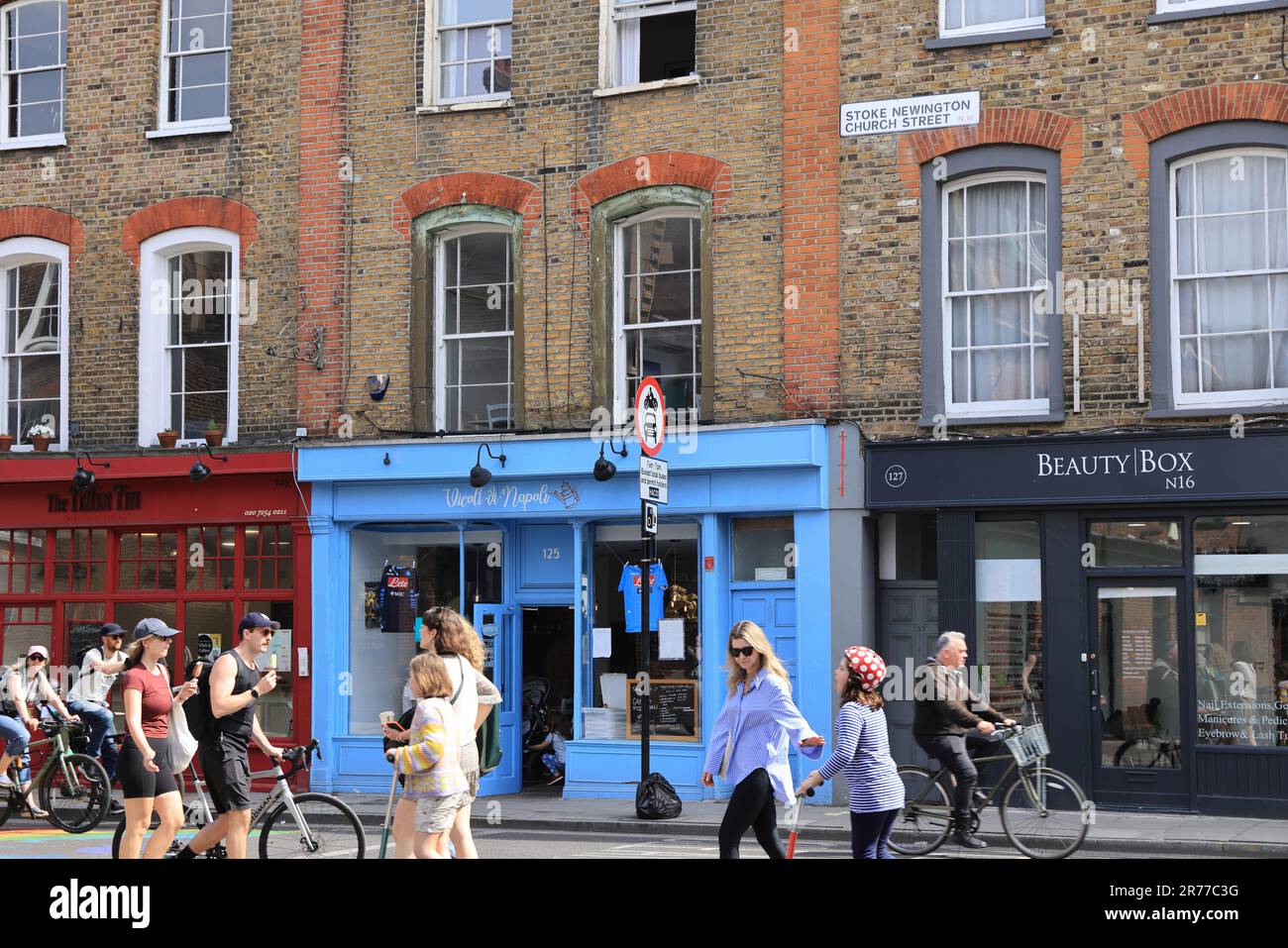 Alla moda Stoke Newington Church Street, con un'atmosfera villagey e comunitaria, buoni collegamenti con la città e nel London Borough di Hackney, Regno Unito Foto Stock