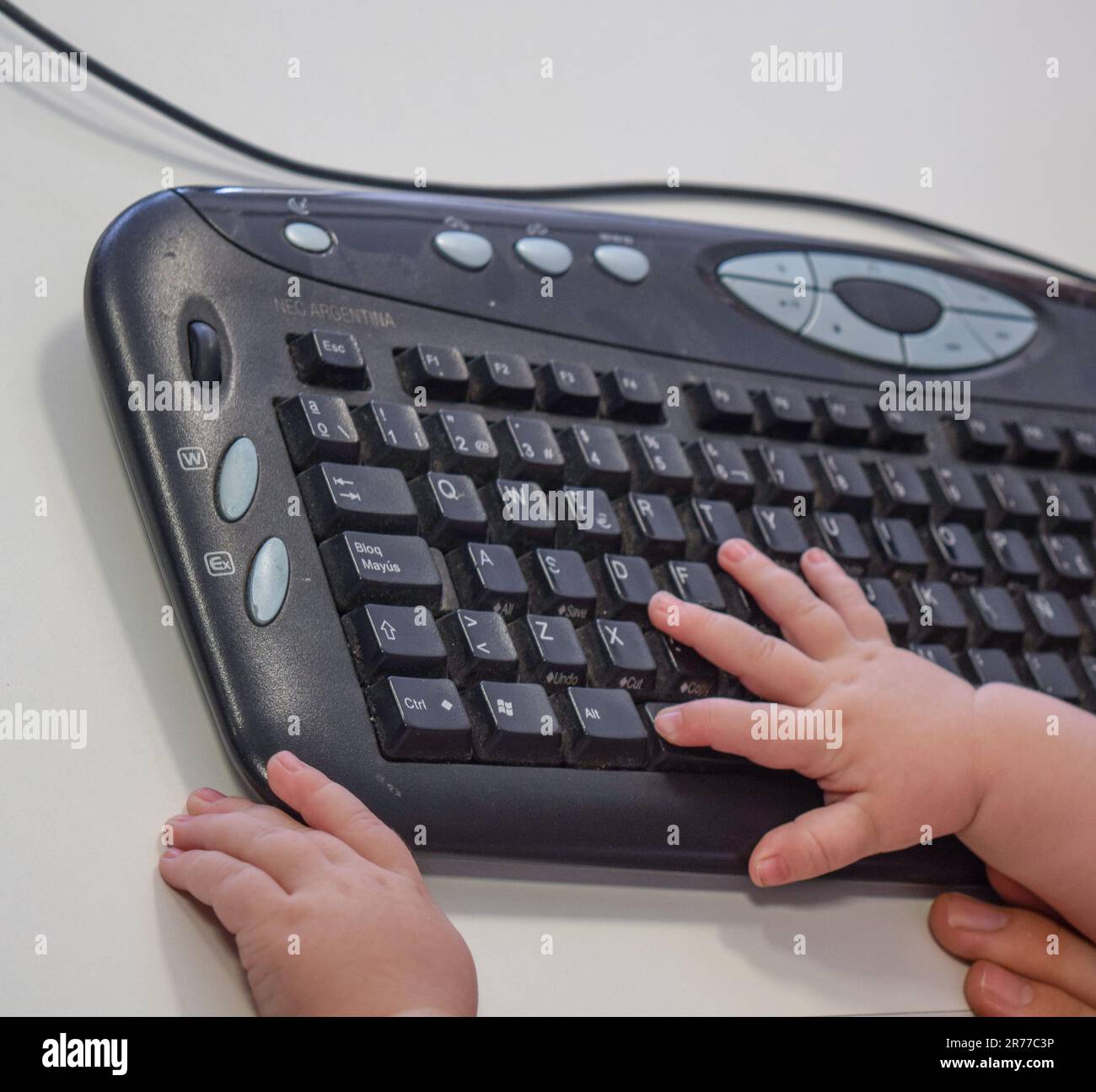 Mano di un bambino con la tastiera del computer Foto Stock