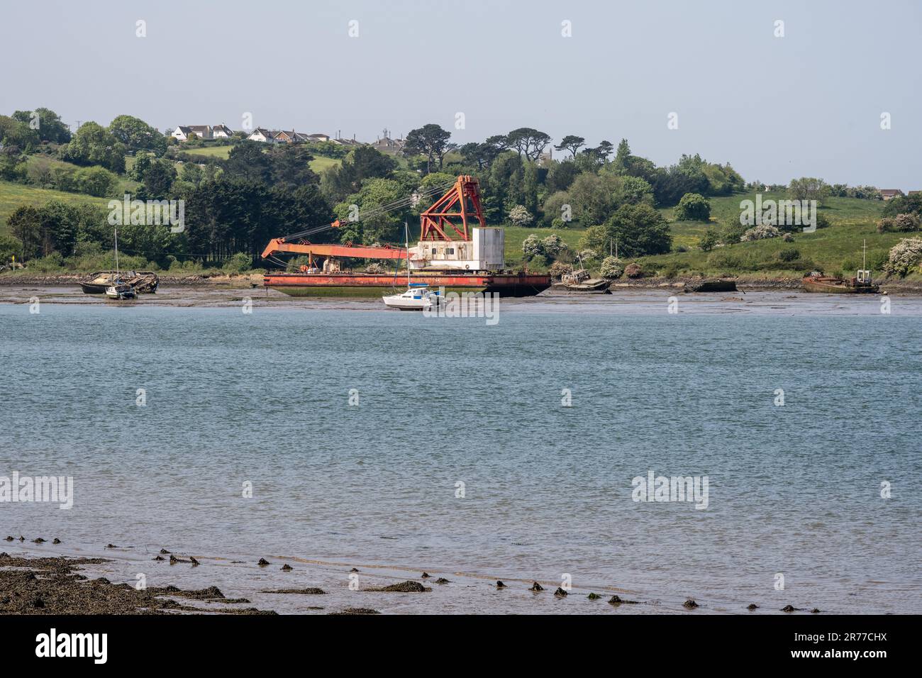 Barche tra cui una gru galleggiante Cowans Sheldon sono ormeggiate nell'estuario del Torridge ad Appledore nel Devon settentrionale. Foto Stock