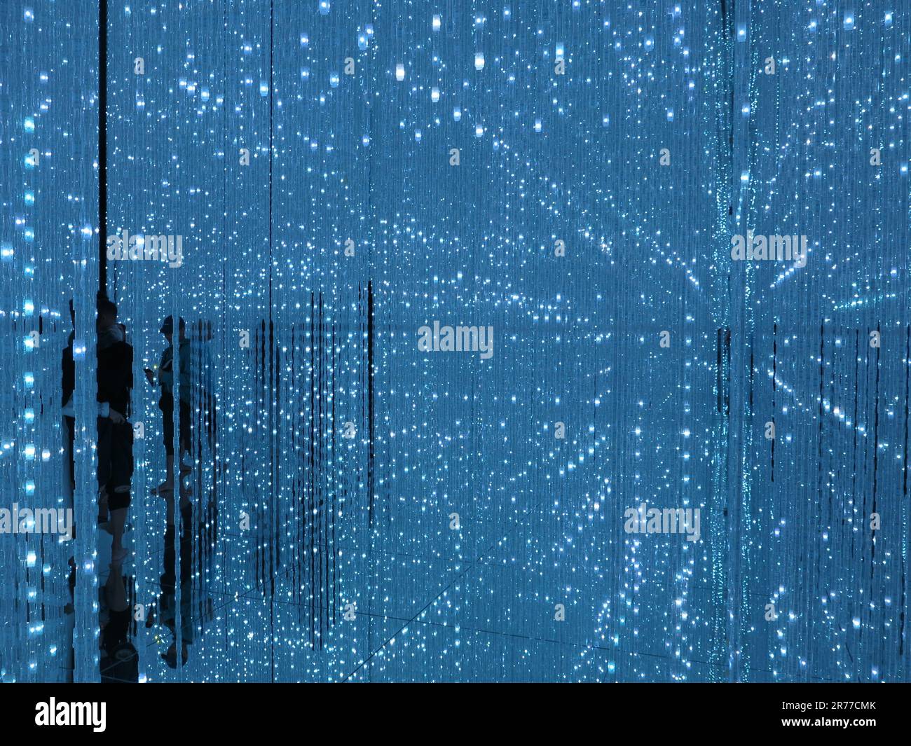 TeamLab Planets, Tokyo: Una sala piena di corde di luci a LED, pareti a specchio, pavimenti e soffitti per immergersi in questo universo cristallino infinito Foto Stock