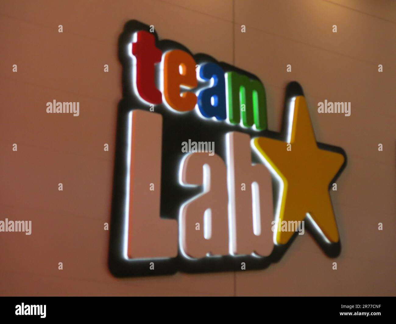 Primo piano del logo di "teamLab" Planets al museo d'arte digitale immersiva di Tokyo. Foto Stock
