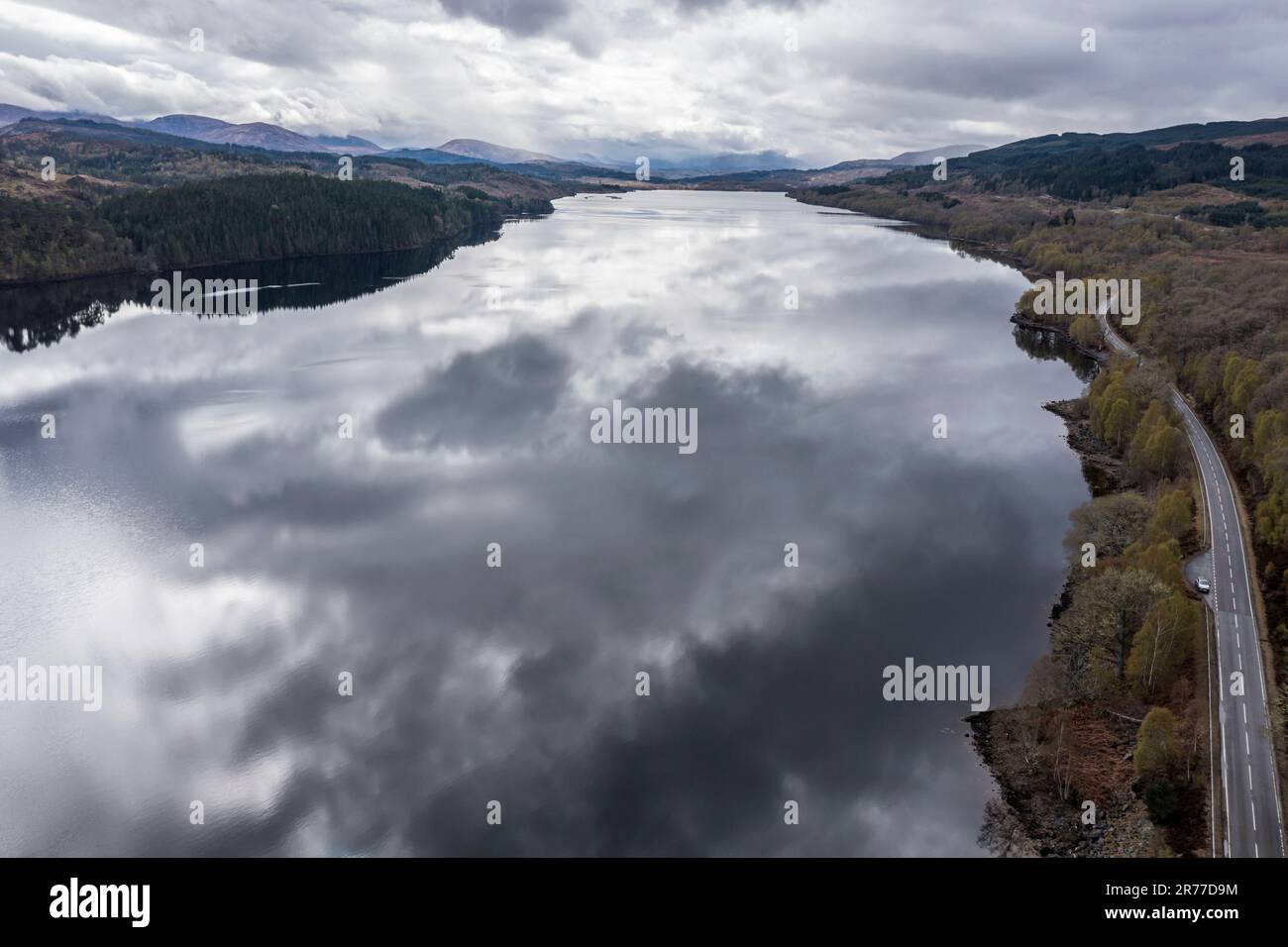 Nuvole riflesse nel lago Loch Garry, highlands scozzesi, vista aerea, Scozia, Regno Unito Foto Stock