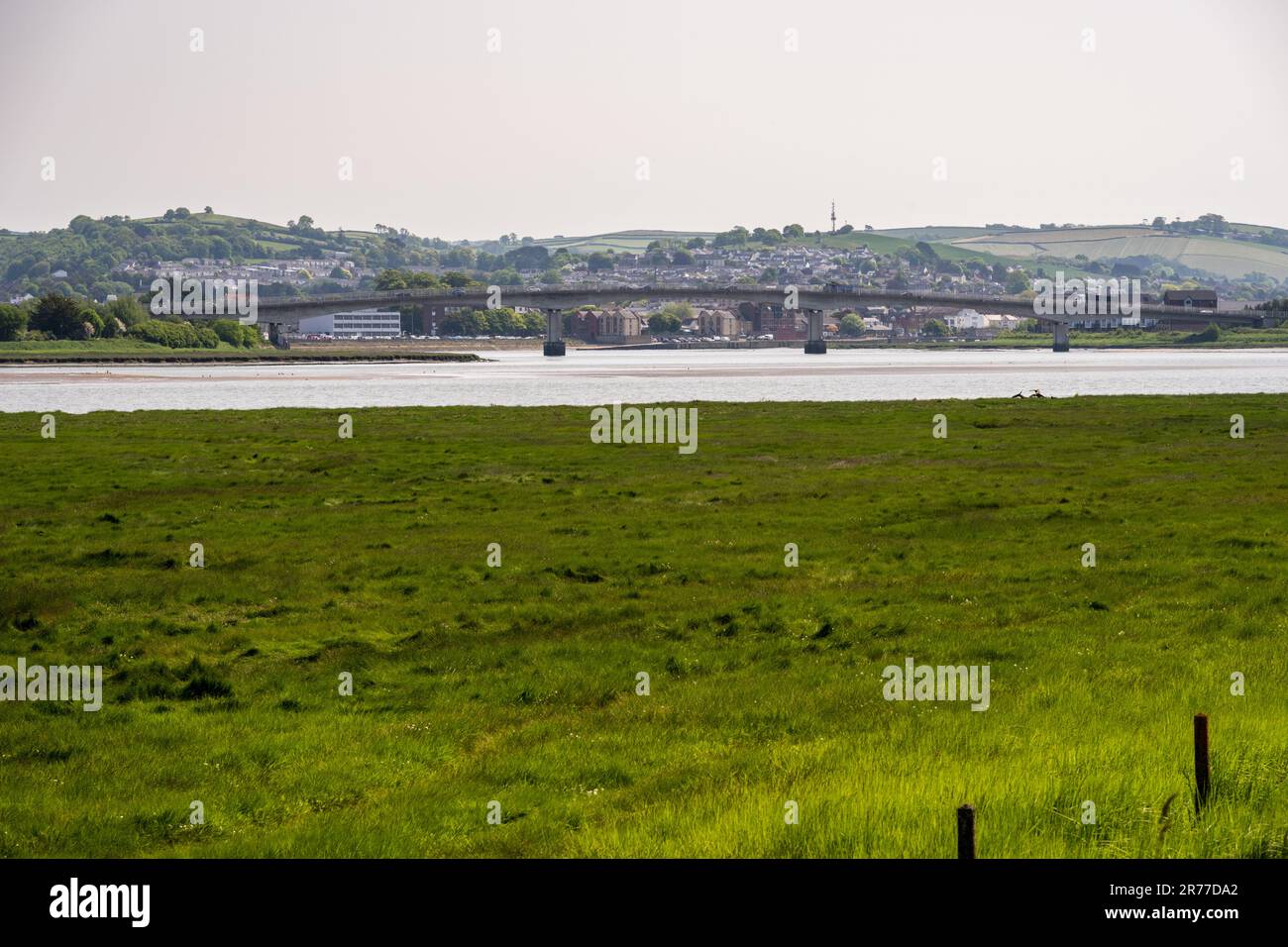 Il sole splende sulla città di Barnstaple sull'estuario del fiume Taw nel Devon settentrionale. Foto Stock