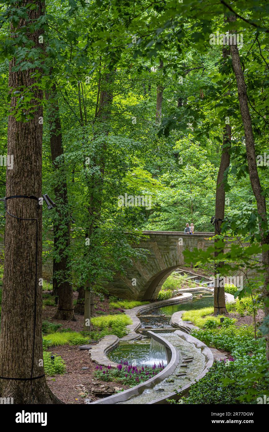 Padre e figlia si divertono a trascorrere insieme tra le bellezze paesaggistiche dell'Atlanta Botanical Garden a Midtown Atlanta, Georgia. (USA) Foto Stock