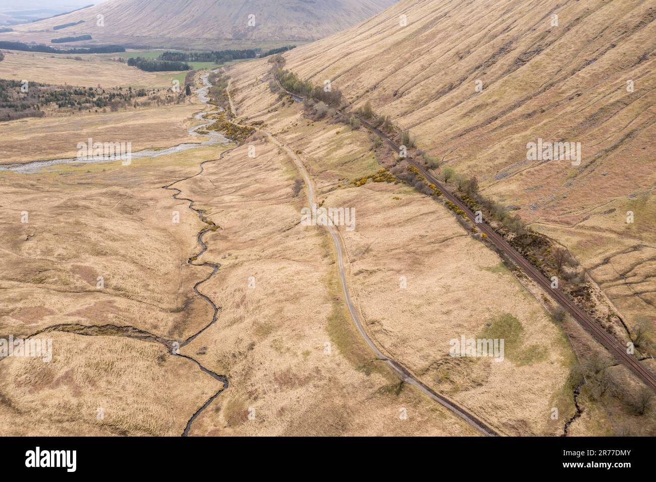 Rotaie della linea ferroviaria dell'altopiano occidentale a nord di Tyndrum, highlands scozzesi, vista aerea, Scozia, Regno Unito Foto Stock