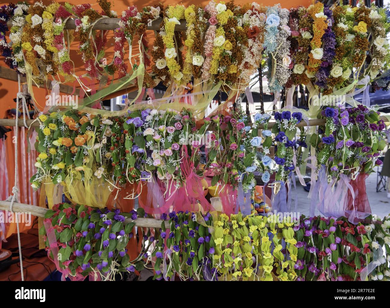 Fiore corona nel mercato medievale, artigianato e moda Foto Stock