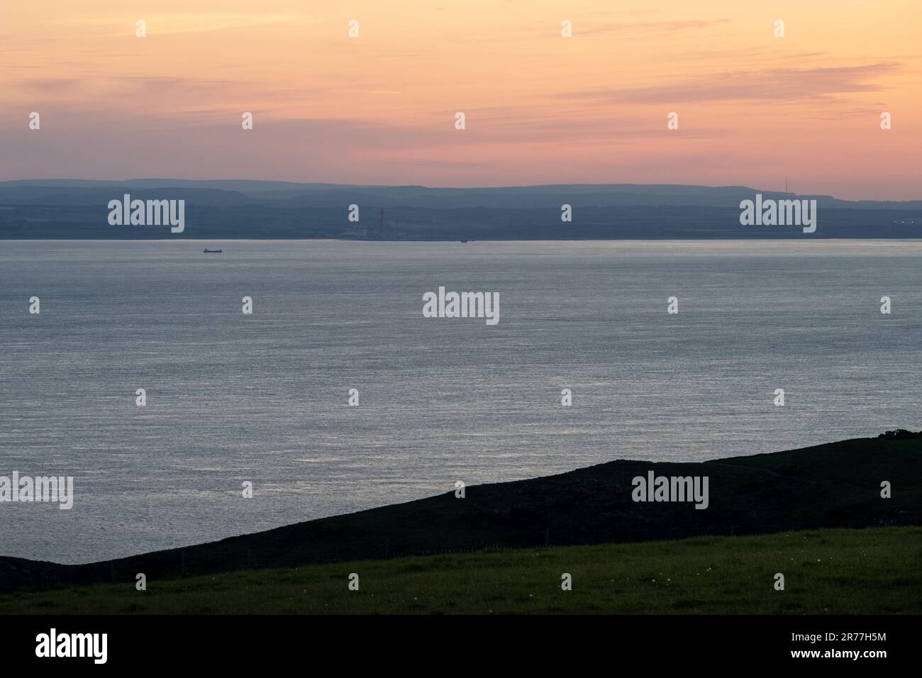 La luce dell'alba cade sulla costa e sulle colline del Galles del Sud, tra cui i punti di riferimento della centrale elettrica di Aberthaw, Garth Hill e il trasmettitore di Wenvoe, come si vede da avanti Foto Stock