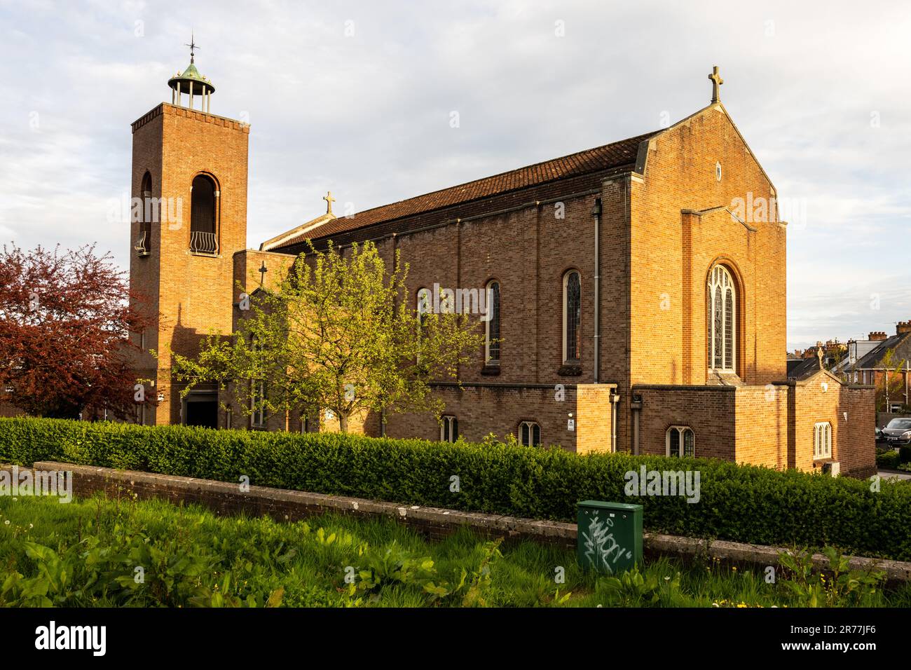 La moderna Chiesa di San Giacomo del dopoguerra a Exeter, Devon. Foto Stock