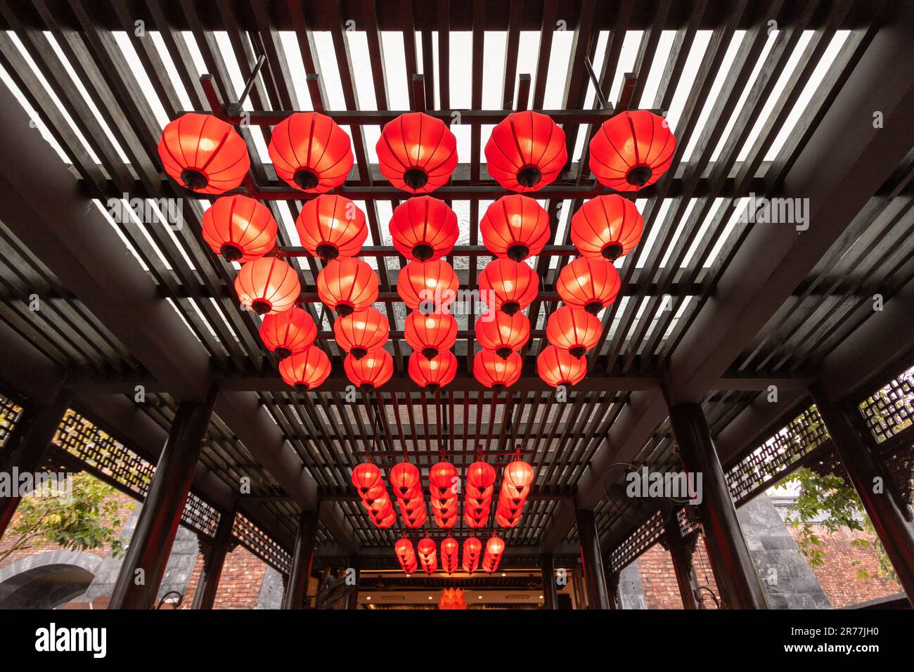 Lanterne rosse appese al soffitto Foto Stock